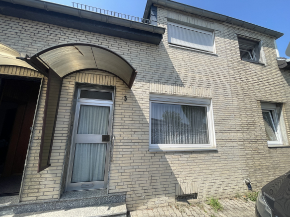 Stark sanierungsbedürftiges Reihenmittelhaus